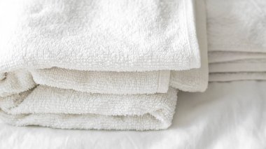 Otel temizlik servisindeki beyaz havlular misafirler için hijyen ve konfor sağlar....