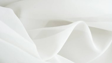 Ev yapımı tekstil ve gelinlik kumaşı için zarif beyaz tül arka plan. Narin ve rüya gibi tasarımlar yapmak için mükemmel..