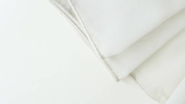 Ev yapımı tekstil ve gelinlik kumaşı için zarif beyaz tül arka plan. Narin ve rüya gibi tasarımlar yapmak için mükemmel..