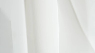 Ev yapımı tekstil ve gelinlik kumaşı için zarif beyaz tül arka plan. Narin ve rüya gibi tasarımlar yapmak için mükemmel..