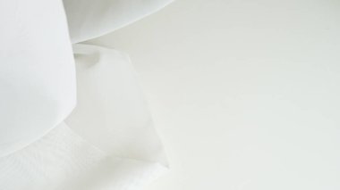 Ev yapımı tekstil ve gelinlik kumaşı için zarif beyaz tül arka plan. Narin ve rüya gibi tasarımlar yapmak için mükemmel..