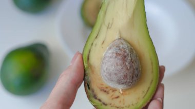 Vegan konsepti diyeti beyaz arka planda sağlıklı beslenme seçeneklerinden kaçınıyor.