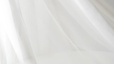 Ev yapımı tekstil ve gelinlik kumaşı için zarif beyaz tül arka plan. Narin ve rüya gibi tasarımlar yapmak için mükemmel..