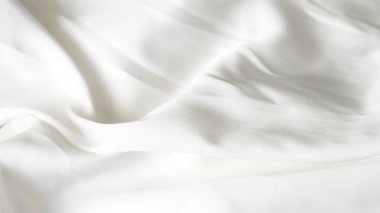 Yumuşak kıvrımlı ve hassas dokusu olan buruşuk beyaz ipek kumaş arkaplan