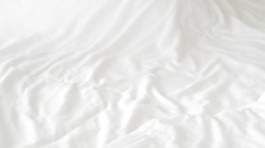 Pürüzsüz beyaz yatak örtüsü, yumuşak doku, temiz ve minimalist stil