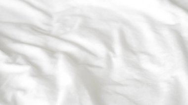 Pürüzsüz beyaz yatak örtüsü, yumuşak doku, temiz ve minimalist stil