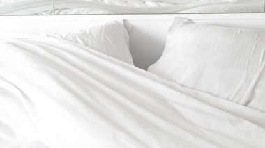 Pürüzsüz beyaz yatak örtüsü, yumuşak doku, temiz ve minimalist stil