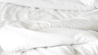 Pürüzsüz beyaz yatak örtüsü, yumuşak doku, temiz ve minimalist stil