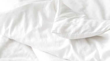 Pürüzsüz beyaz yatak örtüsü, yumuşak doku, temiz ve minimalist stil