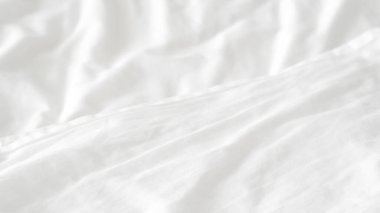 Pürüzsüz beyaz yatak örtüsü, yumuşak doku, temiz ve minimalist stil