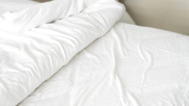 Pürüzsüz beyaz yatak örtüsü, yumuşak doku, temiz ve minimalist stil