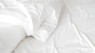 Pürüzsüz beyaz yatak örtüsü, yumuşak doku, temiz ve minimalist stil