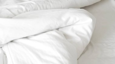 Pürüzsüz beyaz yatak örtüsü, yumuşak doku, temiz ve minimalist stil
