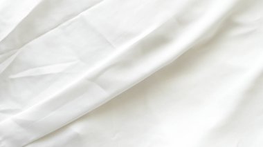 Yumuşak kıvrımlı ve hassas dokusu olan buruşuk beyaz ipek kumaş arkaplan