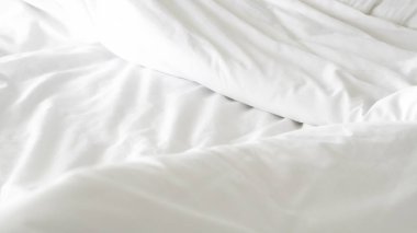 Pürüzsüz beyaz yatak örtüsü, yumuşak doku, temiz ve minimalist stil