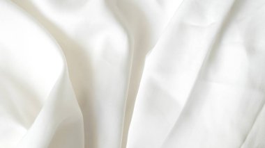 Yumuşak kıvrımlı ve hassas dokusu olan buruşuk beyaz ipek kumaş arkaplan