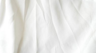 Yumuşak kıvrımlı ve hassas dokusu olan buruşuk beyaz ipek kumaş arkaplan