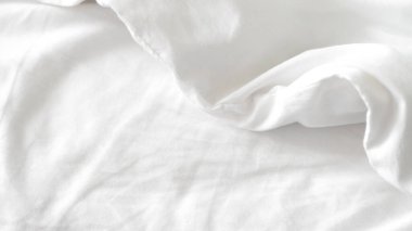 Pürüzsüz beyaz yatak örtüsü, yumuşak doku, temiz ve minimalist stil