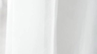 Metin veya tasarım ögeleri için geniş kopya alanına sahip pürüzsüz beyaz kumaş arkaplanı