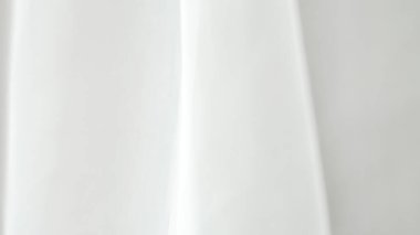 Metin veya tasarım ögeleri için geniş kopya alanına sahip pürüzsüz beyaz kumaş arkaplanı