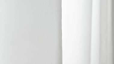 Metin veya tasarım ögeleri için geniş kopya alanı olan zarif beyaz arkaplanı katlar