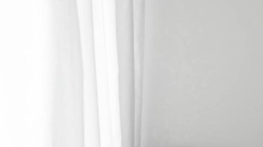 Soyut beyaz arka planı zarif çizgilerle katlıyor, modern tasarımlar için mükemmel..