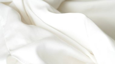 Yumuşak kıvrımlı ve hassas dokusu olan buruşuk beyaz ipek kumaş arkaplan