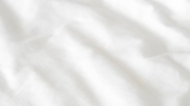 Pürüzsüz beyaz yatak örtüsü, yumuşak doku, temiz ve minimalist stil