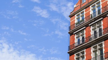 Zarif tarihi binaları olan klasik bir Avrupa şehri. Pahalı gayrimenkul yatırımları, kiralık mülkler veya lüks konut fırsatları için ideal. Açık mavi gökyüzü altında....