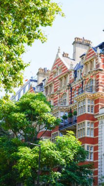 Zarif tarihi binaları olan klasik bir Avrupa şehri. Pahalı gayrimenkul yatırımları, kiralık mülkler veya lüks konut fırsatları için ideal. Açık mavi gökyüzü altında....