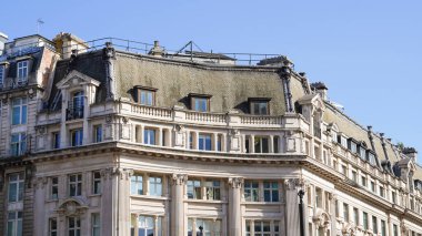 Tarihi binaları olan büyüleyici bir Avrupa şehir manzarası, lüks mülkleri satın almak ya da kiralamak için özel emlak fırsatları sunuyor