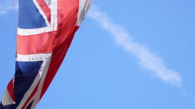 İngiliz birliğinin tarihi bir sembolü olan Union Jack mavi gökyüzüne karşı.