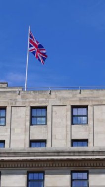 İngiliz birliğinin tarihi bir sembolü olan Union Jack mavi gökyüzüne karşı.
