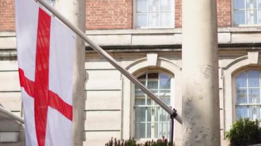 İngiliz birliğinin tarihi bir sembolü olan Union Jack mavi gökyüzüne karşı.