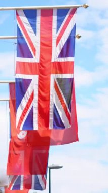 İngiliz birliğinin tarihi bir sembolü olan Union Jack mavi gökyüzüne karşı.