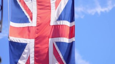 İngiliz birliğinin tarihi bir sembolü olan Union Jack mavi gökyüzüne karşı.