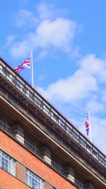 İngiliz birliğinin tarihi bir sembolü olan Union Jack mavi gökyüzüne karşı.