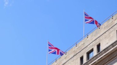 İngiliz birliğinin tarihi bir sembolü olan Union Jack mavi gökyüzüne karşı.