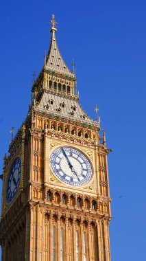 Big Ben kulesinin açık mavi gökyüzü arkaplanı ve Londra 'nın simgesi olan yakın çekimi.