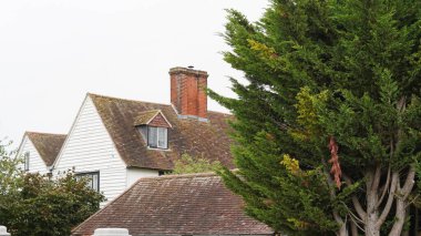 Geleneksel İngiliz evleri tuğlalı çatılar, banliyö bölgesi.