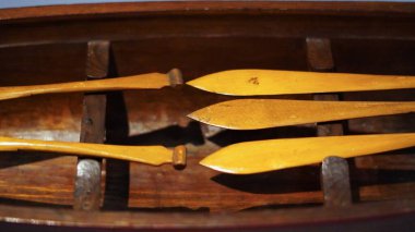 Denizcilik müzesindeki gemi modelleri deniz tarihi, işçiliği ve tasarım sergiliyor.