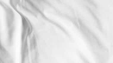 Beyaz çarşaflar ve arka planda yumuşak battaniye, minimalist yatak odası tarzı..