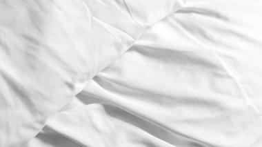 Beyaz çarşaflar ve arka planda yumuşak battaniye, minimalist yatak odası tarzı..