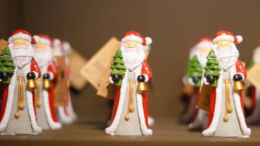 Noel süslemeleri ve ışıkları olan küçük oyuncak Noel Baba 'lar.