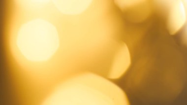 Yumuşak, ışıldayan ışıkları ve ışıldayan bir efekti olan altın renkli şenlik arka planı.