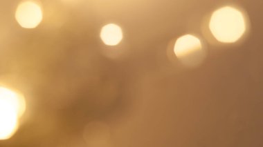 Zarif, ışıl ışıl ve zarif bir atmosferi olan yumuşak altın bir bokeh arka plan..