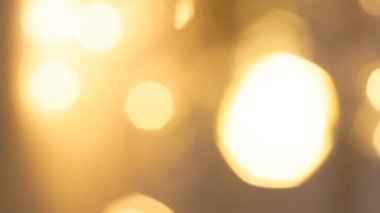 Yumuşak, sıcak bir parıltıyla altın renkli Bokeh ışıkları neşeli bir atmosfer yaratıyor..