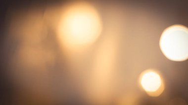 Tatil kutlamaları için altın renkli bir arka planda parıldayan Bokeh ışıkları.