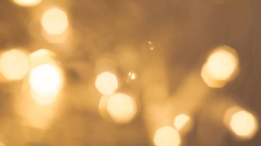 Işıl ışıl parlayan, ışıl ışıl bir tatil arka planında altın bokeh ışıkları..