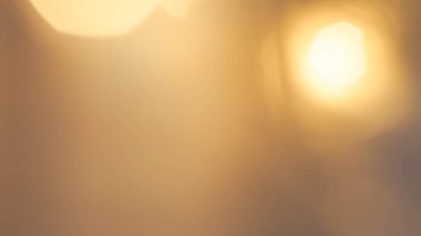 Tatil kutlamaları için altın renkli bir arka planda parıldayan Bokeh ışıkları.